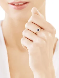 Złoty pierścionek z szafirem syntetycznym i cyrkoniami