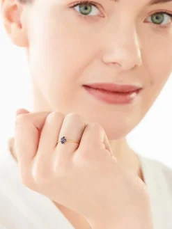 Złoty pierścionek z szafirem syntetycznym