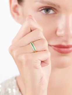 Złoty pierścionek ze szmaragdami syntetycznymi i cyrkoniami