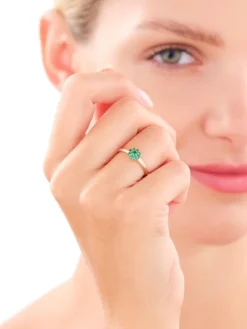 Złoty pierścionek ze szmaragdami syntetycznymi