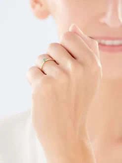 Złoty pierścionek ze szmaragdem syntetycznym