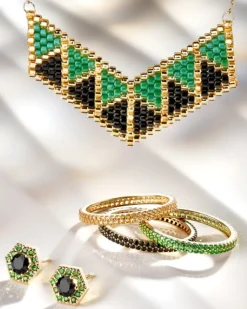 Złoty pierścionek ze szmaragdami syntetycznymi - Eternity